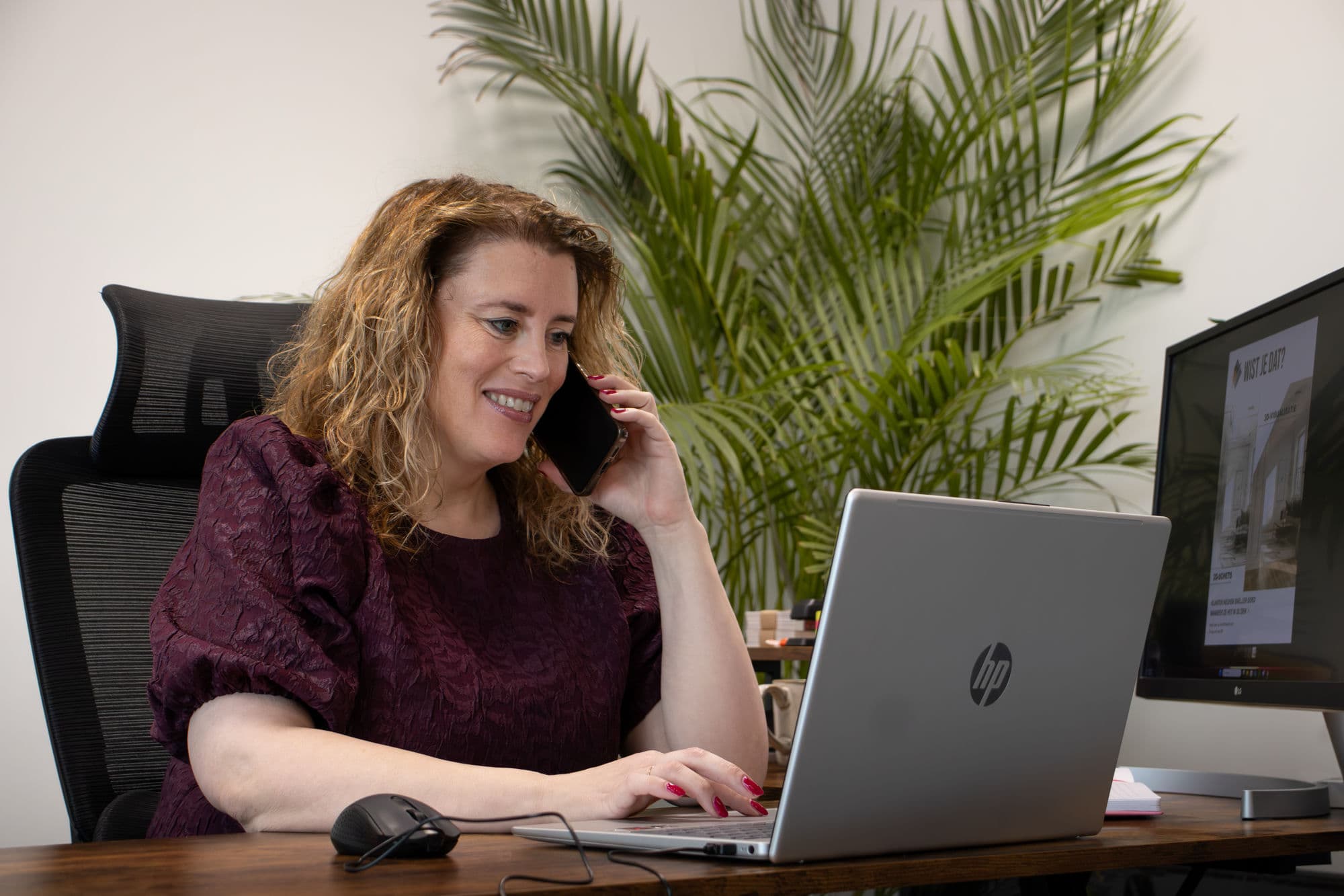 Foto — medewerker aan de telefoon achter het bureau op kantoor